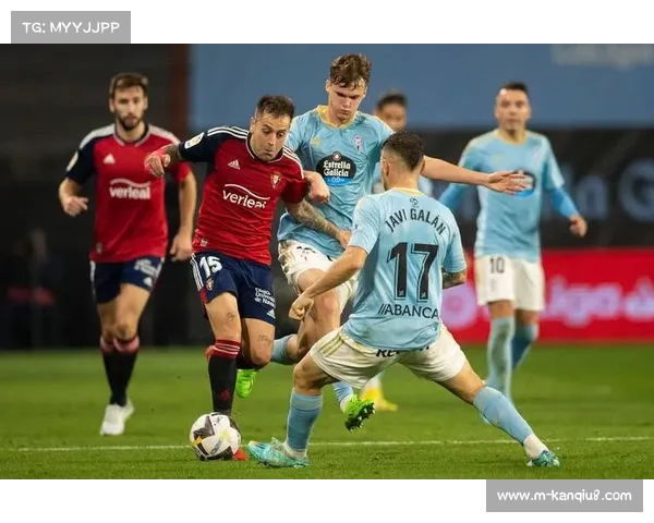 塞尔塔球迷场外声援球队，巨型横幅覆盖看台